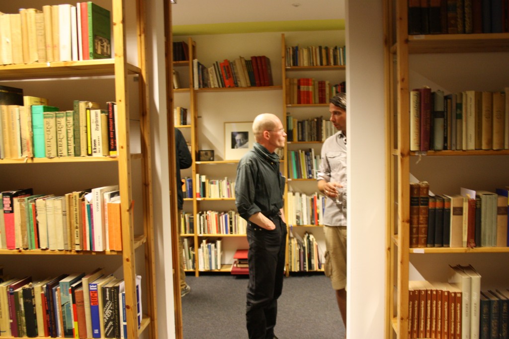 Playwright Igor Kroitzsch talking to Hannes Hametner, director.
