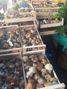 Des panniers de cèpes au marché