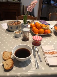 Tasse de petit déjeuner avec chaîne IE, portable, différents documents,  yogogan, noix, céréales, fruits, salade, muesmovie