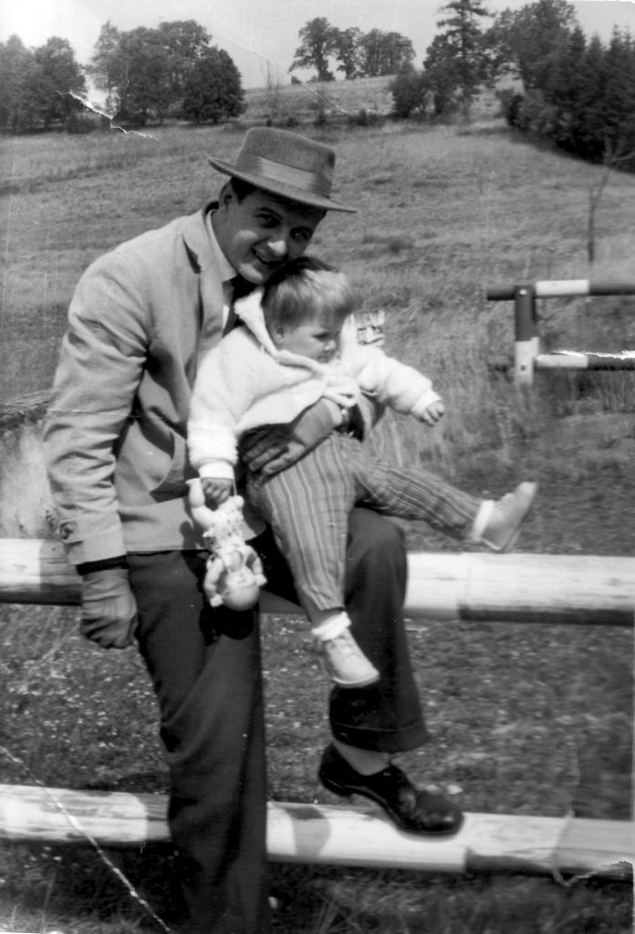 Schwarz-weiß Foto von der Autorin und ihrem Vater