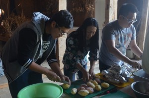 Two students peeled potatoes with Professor Meguro.