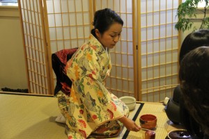 The East Asian Studies department hosted an event to introduce sado (Japanese tea ceremony) to students interested in Japanese culture. In the event, Dickinson students could observe a sado demonstration performed by a Japanese member of the Carlisle community. 