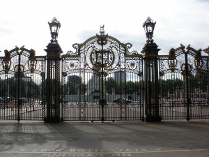 Gates towards Buckingham Palace from Green Park
