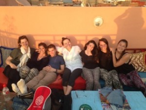 (De gauche à droite) Lizzy, Laura, Andrew, Julia, Claire, Lauren et Claudia se sont retrouvés au Maroc pendant les vacances...par hasard!