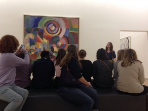Les étudiants devant un tableau de Sonia Delaunay au Centre Pompidou