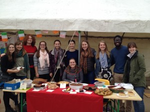 Les étudiants et le stand de Dickinson en France au marché au gras de Péchaou