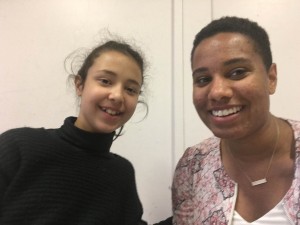 Naomi avec une élève à ASEC Bagatelle. Photo de Naomi Johnson.