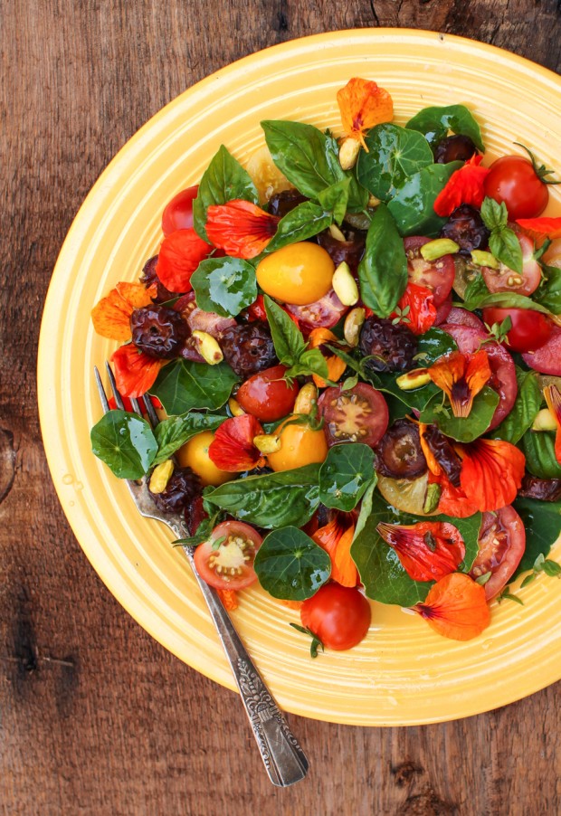 Salad Tomat dan Nasturtium dengan Kurma, Chevre, dan Pistachio – Pertanian Organik Dickinson College