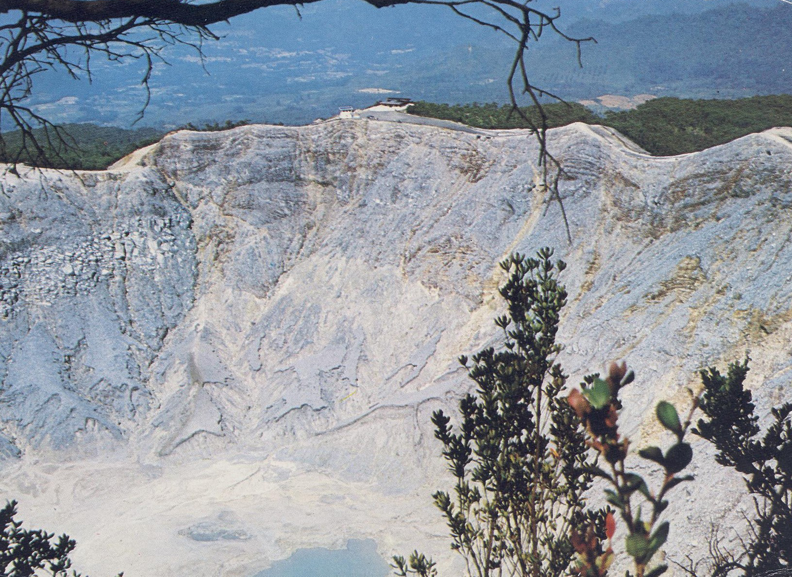Maincrater Tankubangprahu looking east edit